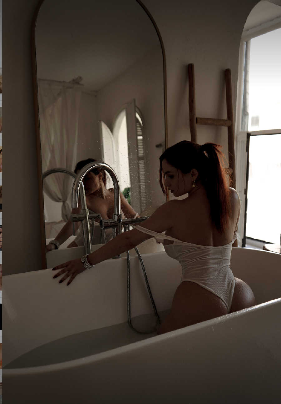 A playful frame from Miranda Faith nude — online in Merida