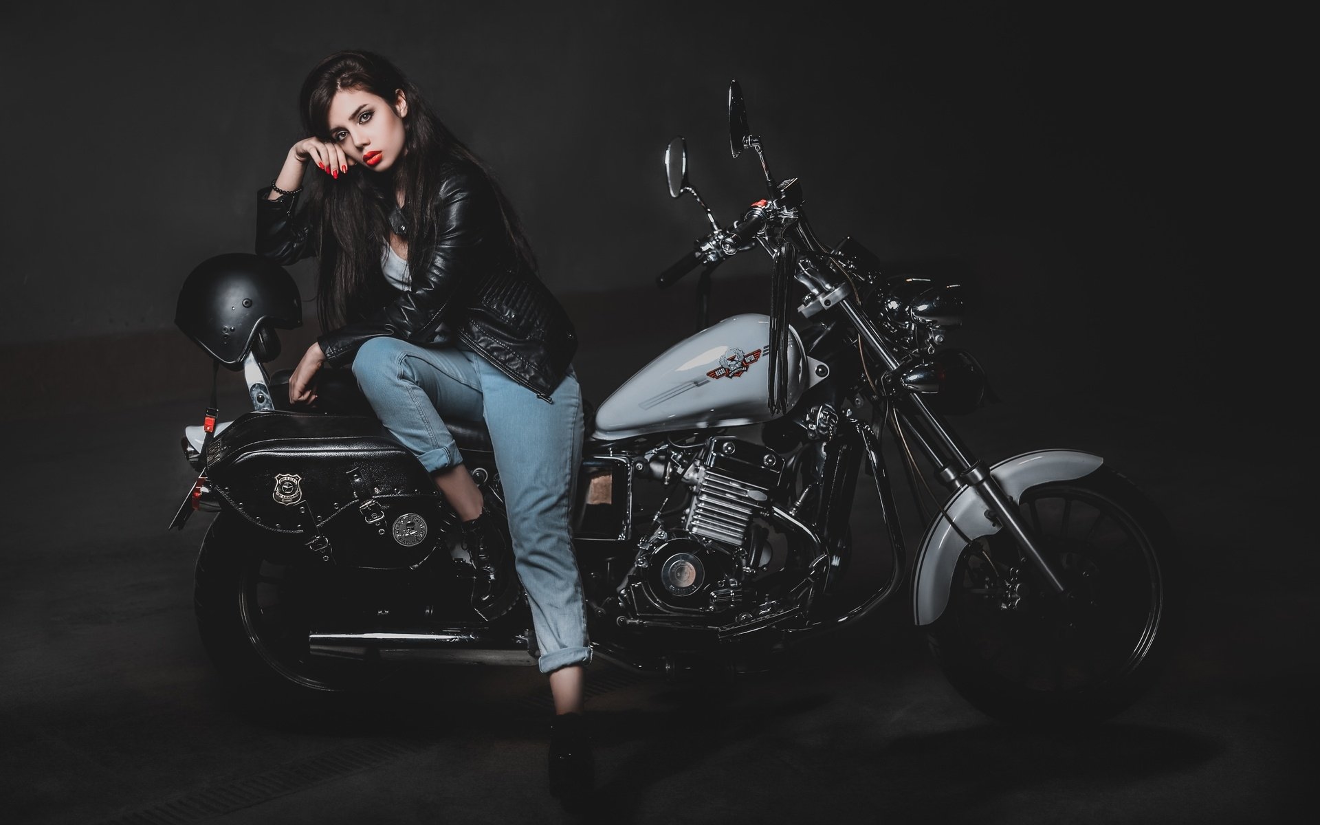 Biker girls: style and drive in Merida