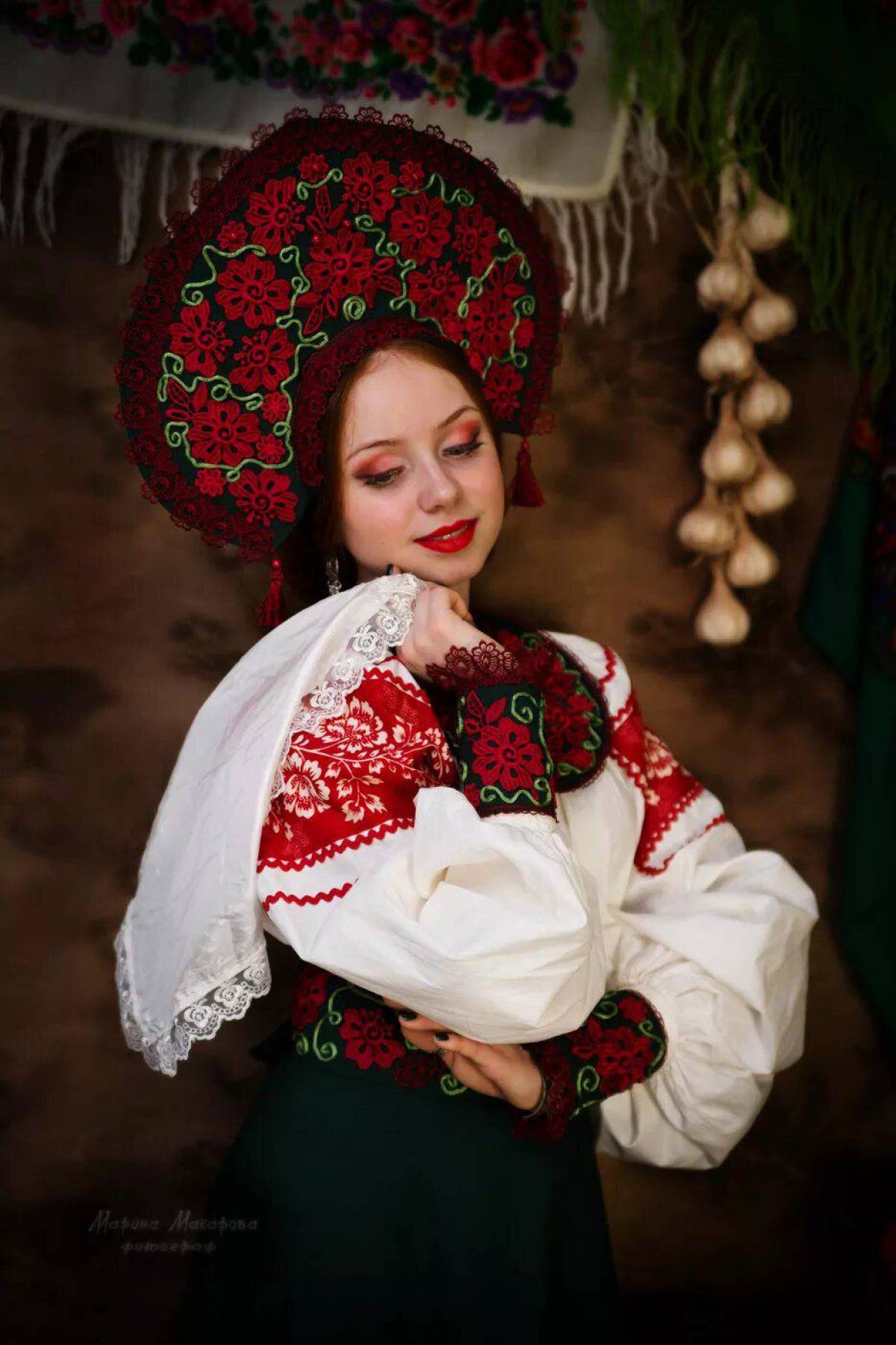 Women in Slavic costumes underwear in Merida