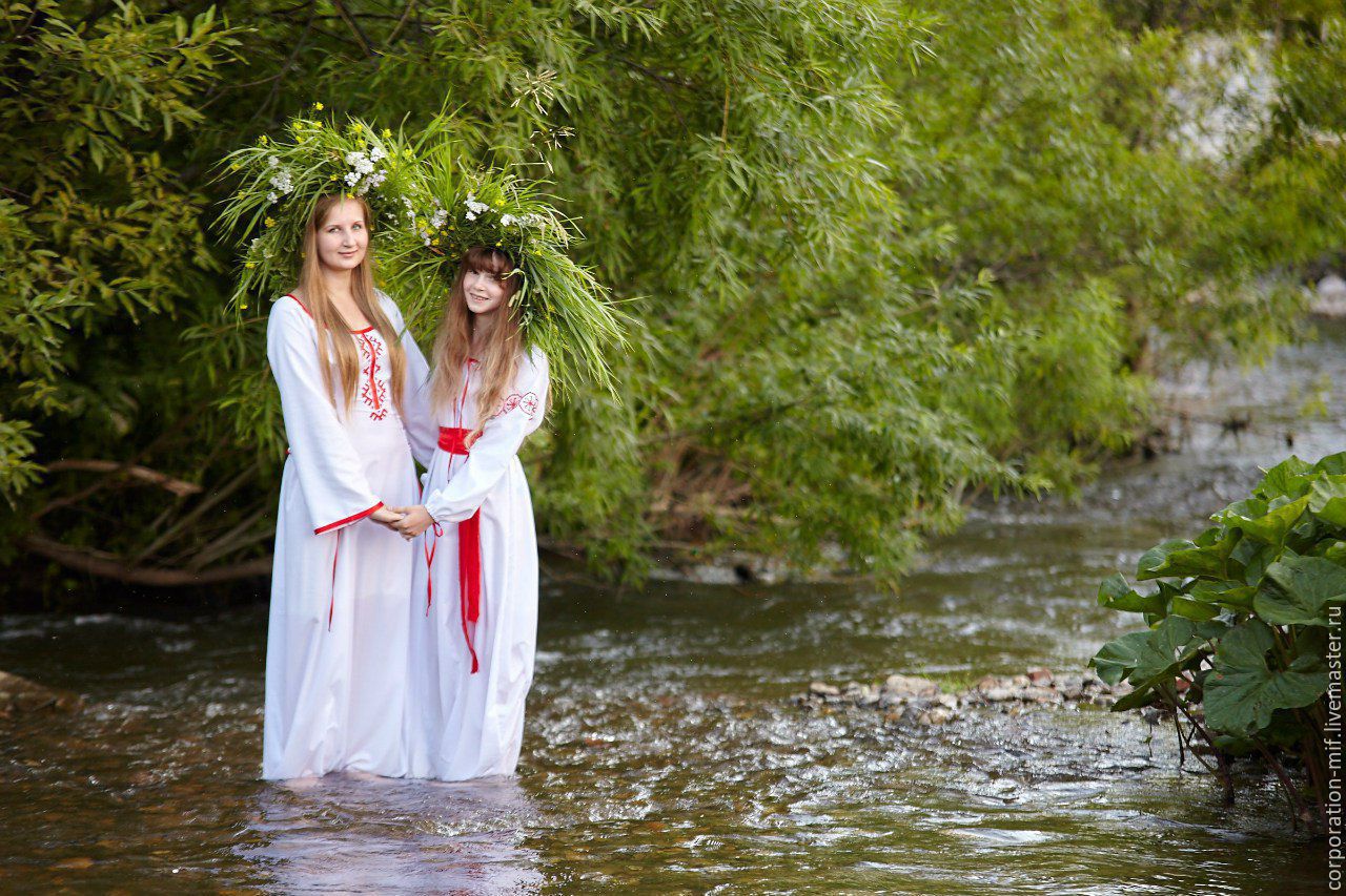 Women in Slavic costumes in Merida