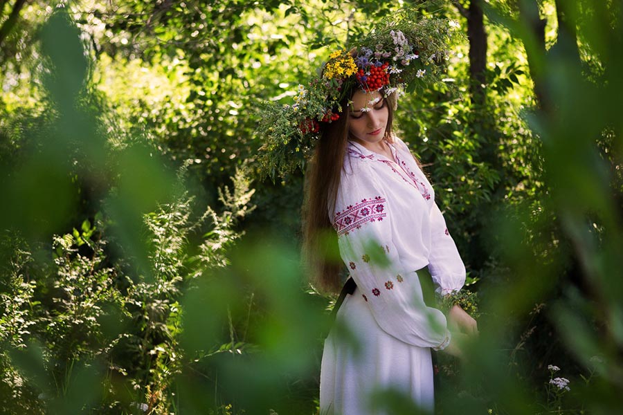 Model Girls in Slavic costumes in Merida