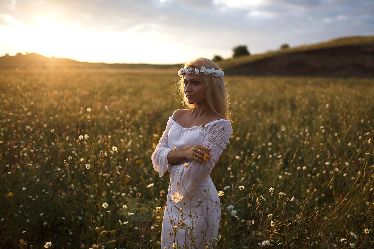 Girls in Slavic costumes in Merida